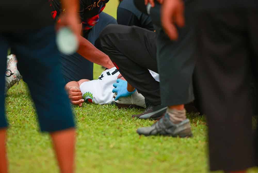 Pasukan perubatan pertandingan berjaya untuk menstabilkan arwah ketika di padang dan beliau berada dalam kembali sedar sebelum di bawa ke HSB. FOTO IHSAN ARENA HIJAUKUNING
