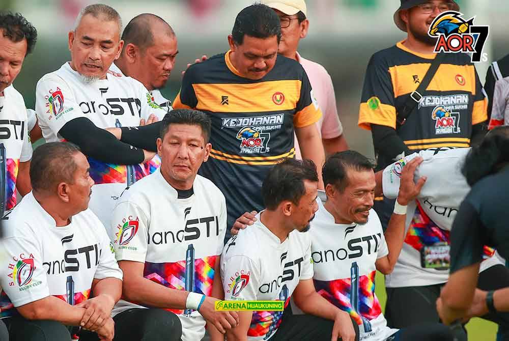 Ahmad Zainol (tiga kiri belakang) semasa bergambar dengan pasukan pilihan MB Kedah, Datuk Seri Muhammad Sanusi Md Nor di Stadium Sultan Abdul Halim, Alor Setar pada petang Ahad. FOTO ARENA HIJAUKUNING