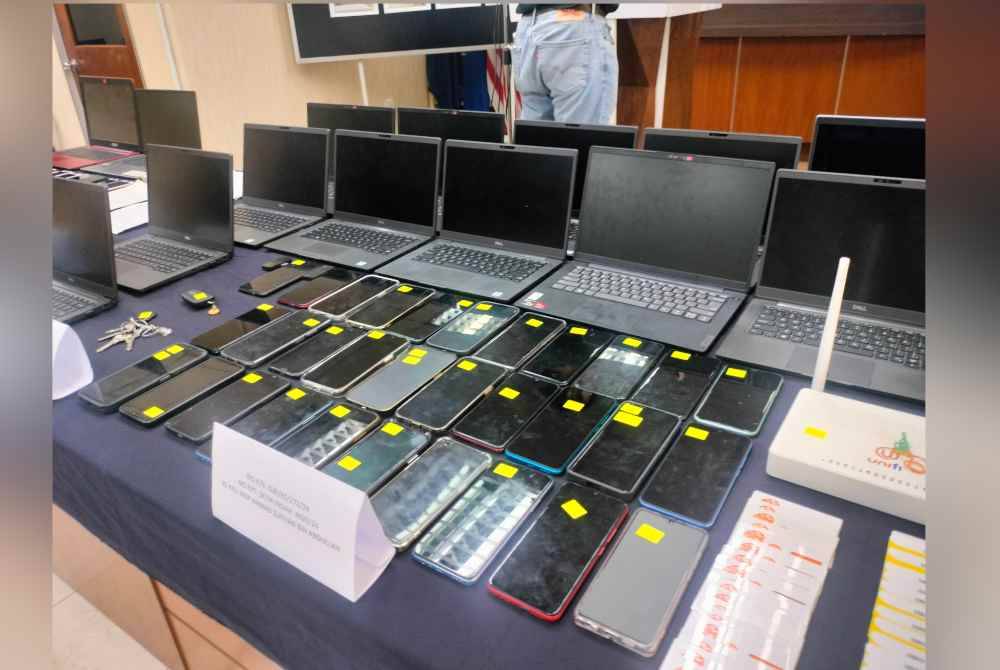 Antara rampasan hasil tangkapan 19 ahli sindiket pelaburan tidak wujud dalam sidang akhbar di Ibu Pejabat Polis Kontinjen (IPK) Johor pada Isnin.