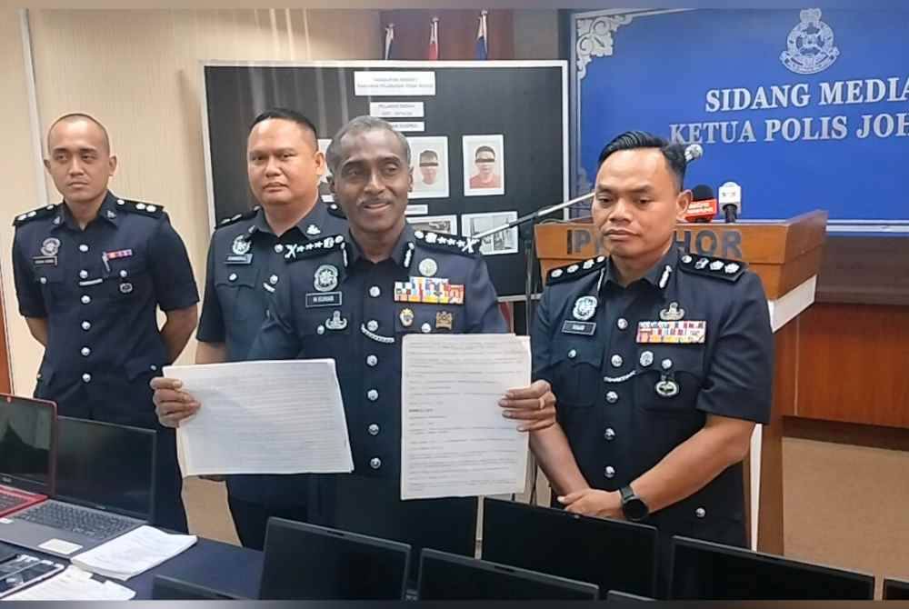 M Kumar (dua dari kanan) menunjukkan skrip yang digunakan sindiket bagi menarik mangsa melabur dalam sidang akhbar di Ibu Pejabat Polis Kontinjen (IPK) Johor pada Isnin.