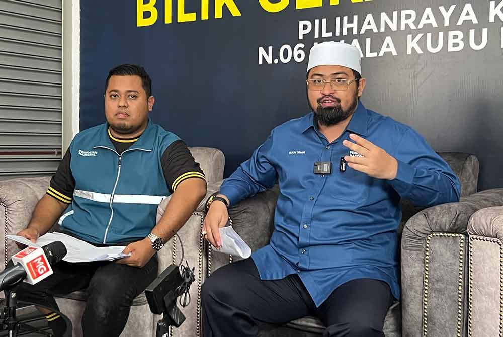 Mohamed Sukri (kanan) dan Timbalan Ketua Penerangan Pemuda Pas Selangor, Nazrul Nazir ketika sidang akhbar di BGU PN di Batang Kali, pada Isnin