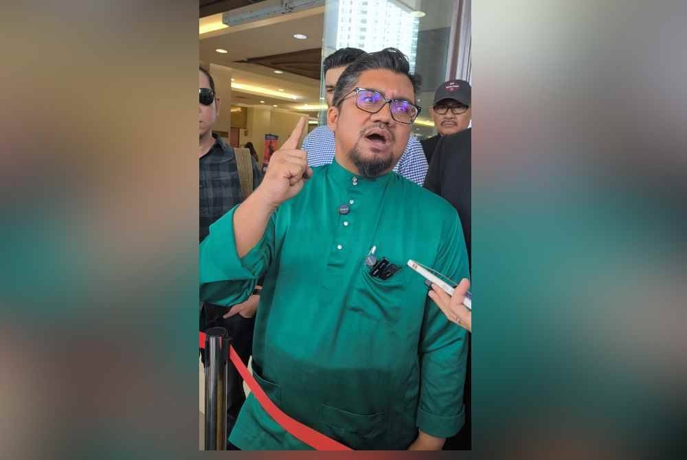 Badrul Hisham yang memakai baju Melayu berwarna hijau dengan bersamping kuning, ditemui dalam sidang media selepas menghadapi dua pertuduhan kes memfitnah dan menghasut di Mahkamah Sesyen Kuala Lumpur pada Isnin.
