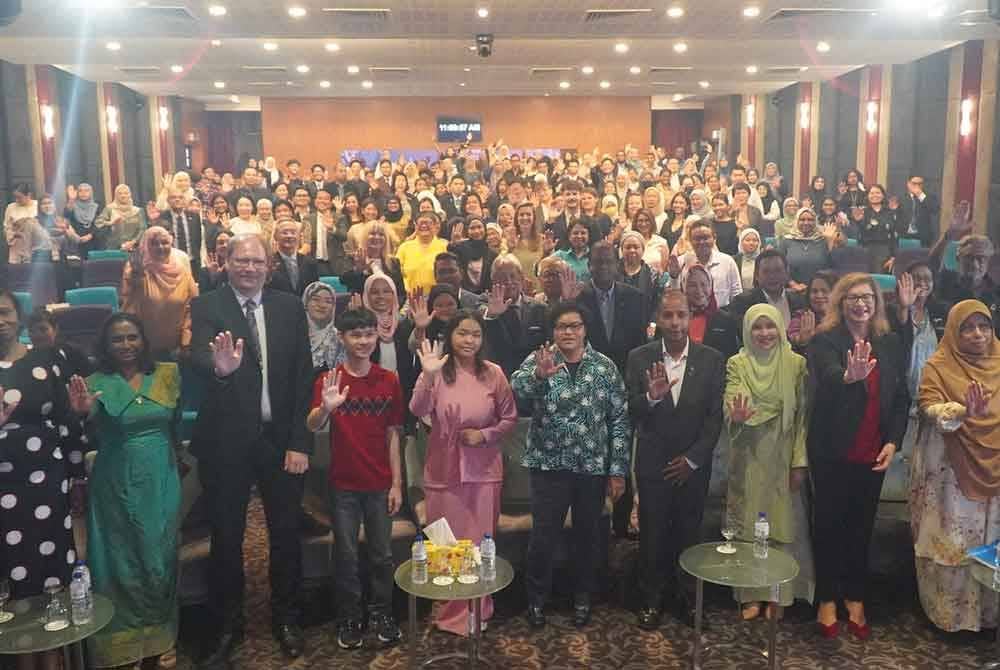 Antara yang hadir pada Simposium Antarabangsa Mengenai Pemerkasaan Kanak-Kanak Komisen: Memperkukuh Hak Dan Melindungi Masa Hadapan.