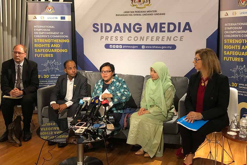 Dua dari kiri: M Kulasegaran, Azalina dan Farah Nini ketika sidang akhbar Simposium Antarabangsa Mengenai Pemerkasaan Kanak-Kanak Komisen: Memperkukuh Hak Dan Melindungi Masa Hadapan di Kuala Lumpur pada Isnin.