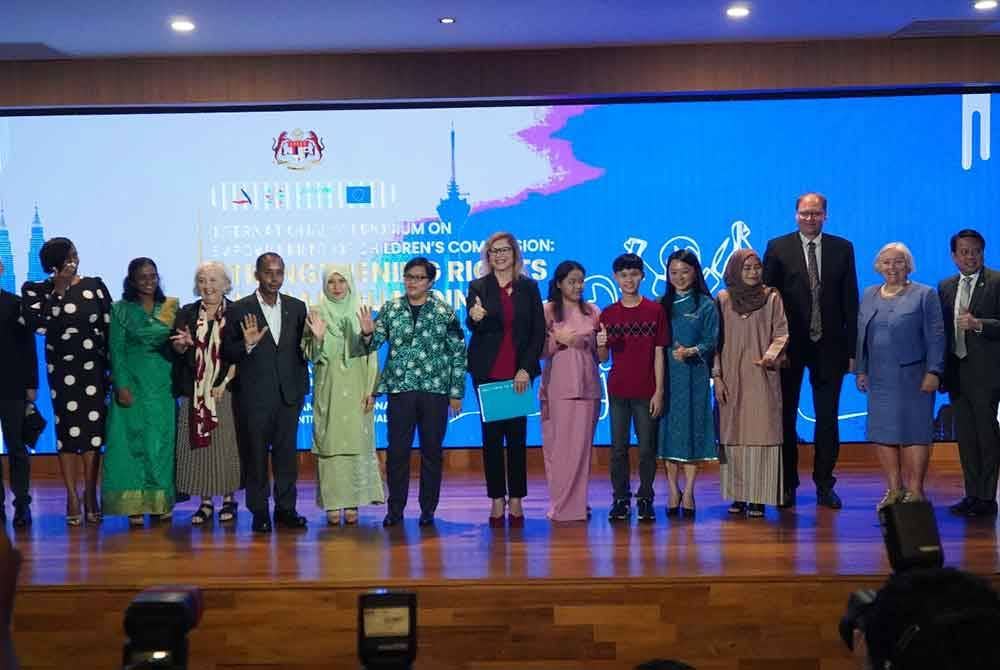 Tetamu kehormat yang hadir ke Simposium Antarabangsa Mengenai Pemerkasaan Kanak-Kanak Komisen: Memperkukuh Hak Dan Melindungi Masa Hadapan.