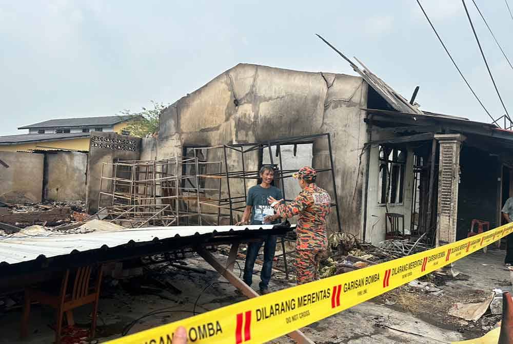 Lokasi kejadian yang melibatkan kebakaran lima rumah kedai.