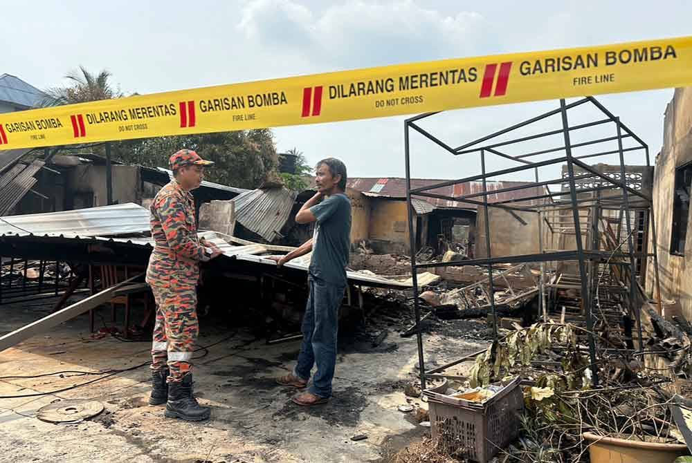 Mohd Fauzi (kanan) yang ditemui oleh bomba di lokasi kejadian pada Isnin.