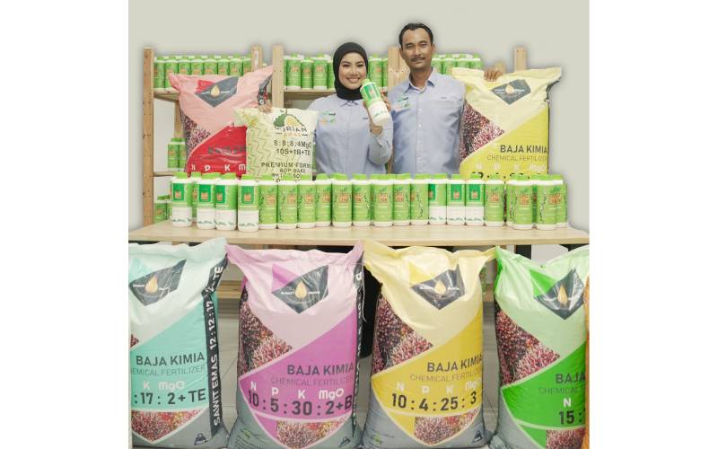 Siti Hawa dan Jamal bersama produk baja keluaran Agro Surge dibawah jenama Sawit Emas, Getah Emas, Padi Emas, Durian Emas dan Lala Grow (baja serbaguna).