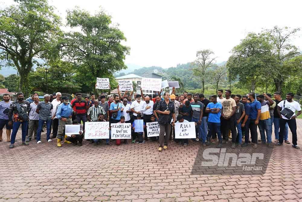 Mohamad Yusof bersama 150 penternak lembu dan kerbau menyertai perhimpunan aman di hadapan MDKpr pada Isnin.