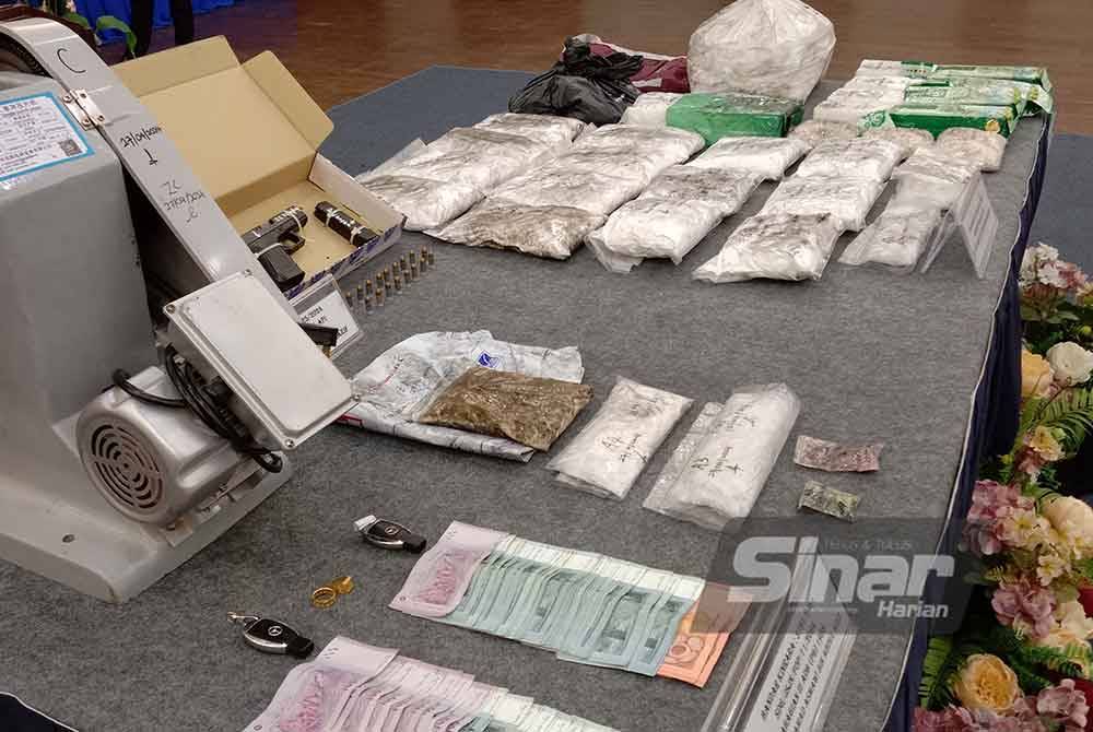 Antara alat memproses dan dadah yang dirampas susulan tangkapan pasangan kekasih di sebuah kondominium di Puchong Jaya pada Sabtu.