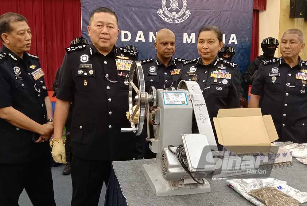 Kok Chin (dua dari kiri) menunjukkan alat digunakan untuk memproses dadah susulan tangkapan pasangan kekasih di sebuah kondominium di Puchong Jaya pada Sabtu.