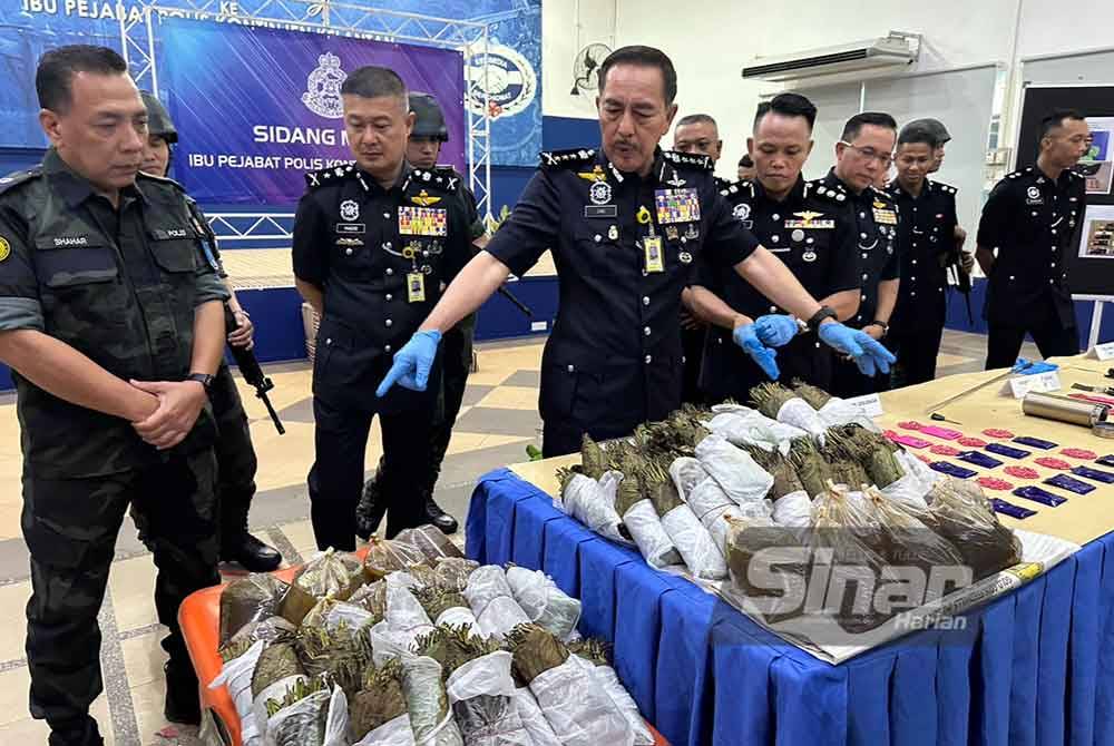 Muhamad Zaki (dua dari kiri) menunjukkan daun ketum dan pil kuda yang dirampas.