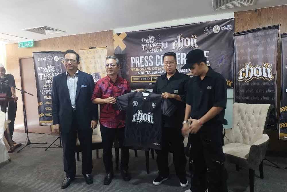 Razali (dua dari kiri) menunjukkan jersi bagi acara tersebut.