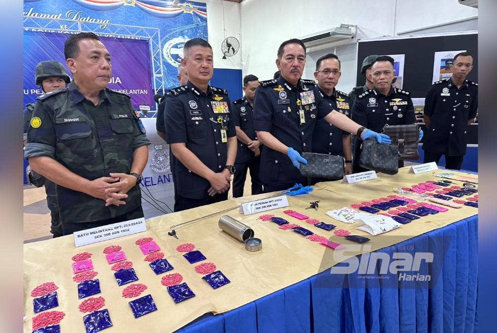 Muhamad Zaki menunjukkan beg hitam yang dirampas selepas didapati berisi dadah.