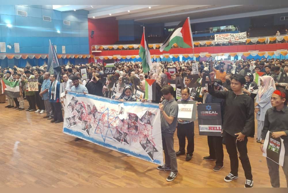 Sebahagian penuntut yang menyertai Perhimpunan Solidariti Universiti Selangor (Unisel) Terhadap Gaza di Dewan Canselor, Unisel Kampus Bestari Jaya di sini pada Isnin.