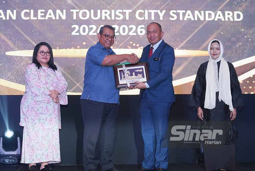 Cyberjaya: April 29 2024:Ketua Setiausaha Kementerian Pelancongan, Seni dan Budaya, Datuk Roslan Tan Sri Abdul Rahman menyampaikan Anugerah Standard Bandar Pelancong Bersih ASEAN 2024-2026(2024-2026) kepada Majlis Bandaraya Melaka Bersejarah (MBMB) pada majlis Anugerah Standard Pelancongan Asean 2024 yang diadakan pada Isnin.