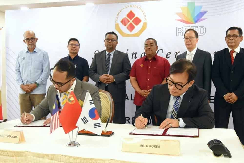 Majlis menandatangani diwakili Lee Changwook (kanan) bersama Mohd Azad (kiri), disaksikan Muhammad Sanusi di Wisma Darul Aman.