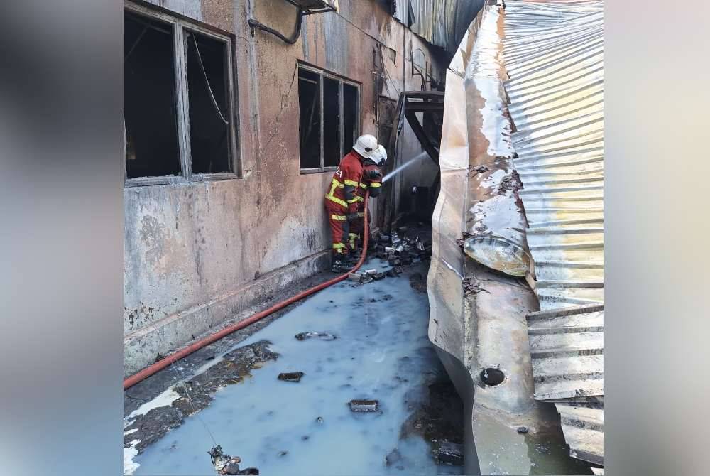 Dua buah sekolah yang terletak berdekatan lokasi kilang cat terbakar di Taman Perindustrian Meru, Kapar telah menutup sesi persekolahan pada Isnin.