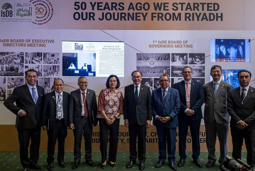 Foto pertemuan Anwar bersama Menteri Kewangan Indonesia yang dikongsi di Facebook Perdana Menteri pada Isnin.