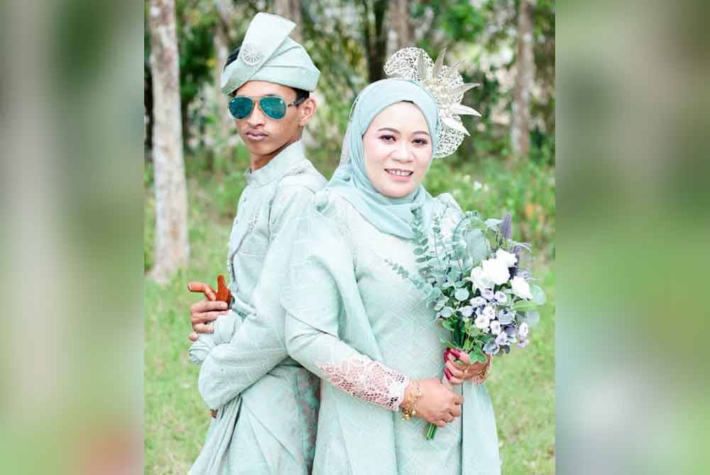 Elya dan suami Mohamad Aizat bergambar kenangan pada majlis perkahwinan mereka.