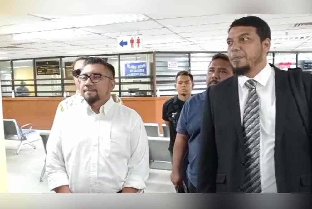 Che'gu Bard ( kiri) berrsama peguamnya tiba di Mahkamah Sesyen Johor Bahru pada pagi Selasa.