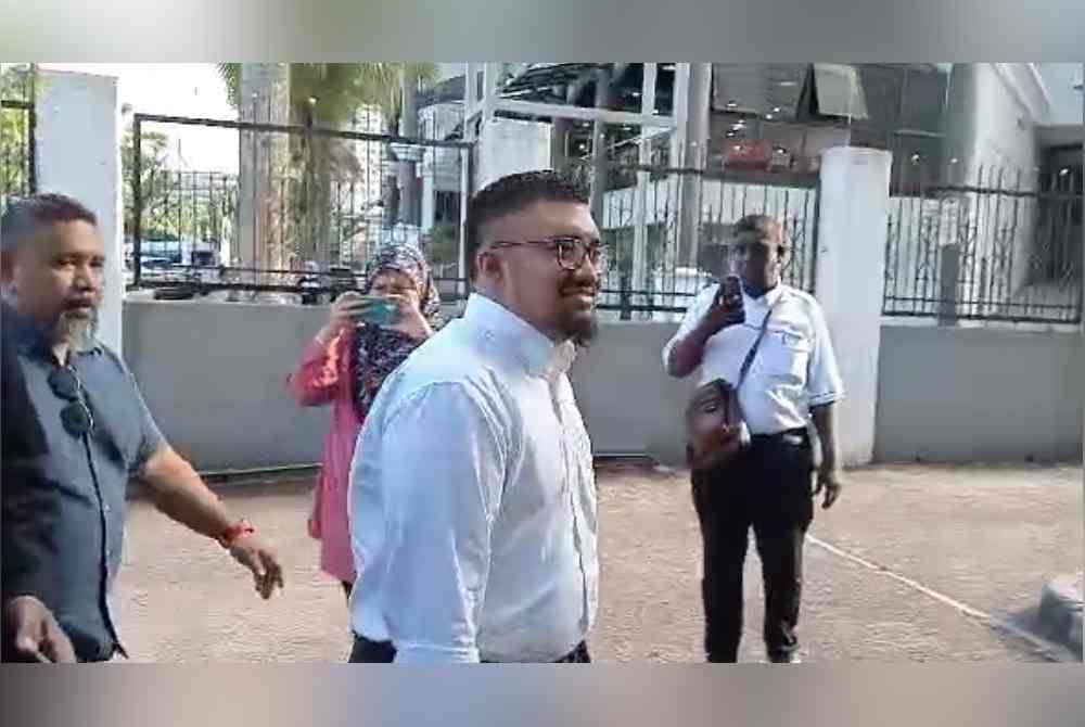 Badrul Hisham Shaharin atau lebih dikenali sebagai Che'gubard (depan) tiba di Mahkamah Sesyen Johor Bahru pada pagi Selasa.