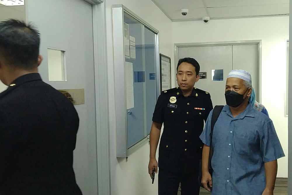 Rosli (kanan) mengaku tidak bersalah atas tuduhan menipu status Tanah Rizab Melayu seluas 649.2 hektar di Mukim Sitiawan, Manjung, 12 tahun lalu di Mahkamah Sesyen Ipoh pada Selasa.