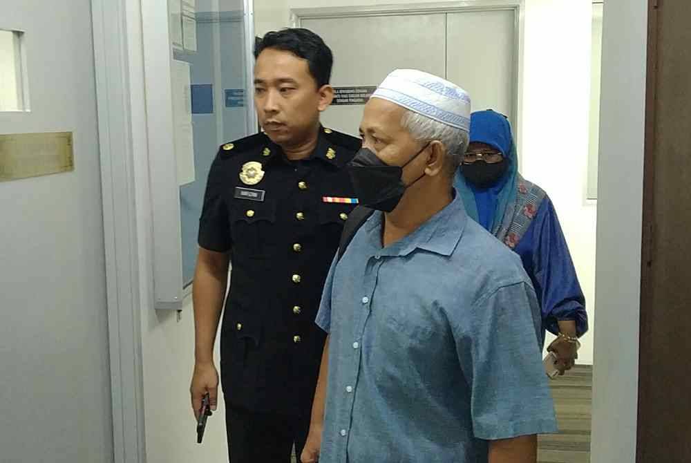 Rosli (kanan) mengaku tidak bersalah atas tuduhan menipu status Tanah Rizab Melayu seluas 649.2 hektar di Mukim Sitiawan, Manjung, 12 tahun lalu di Mahkamah Sesyen Ipoh pada Selasa.