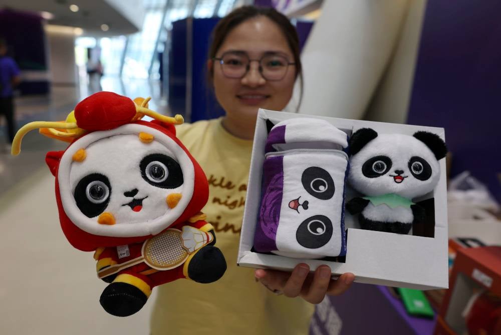 Cenderahati sempena kejohanan Badminton Piala Thomas dan Uber 2024 di Pusat Sukan Chengdu High-tech Zone turut berkonsepkan Panda. Foto Bernama