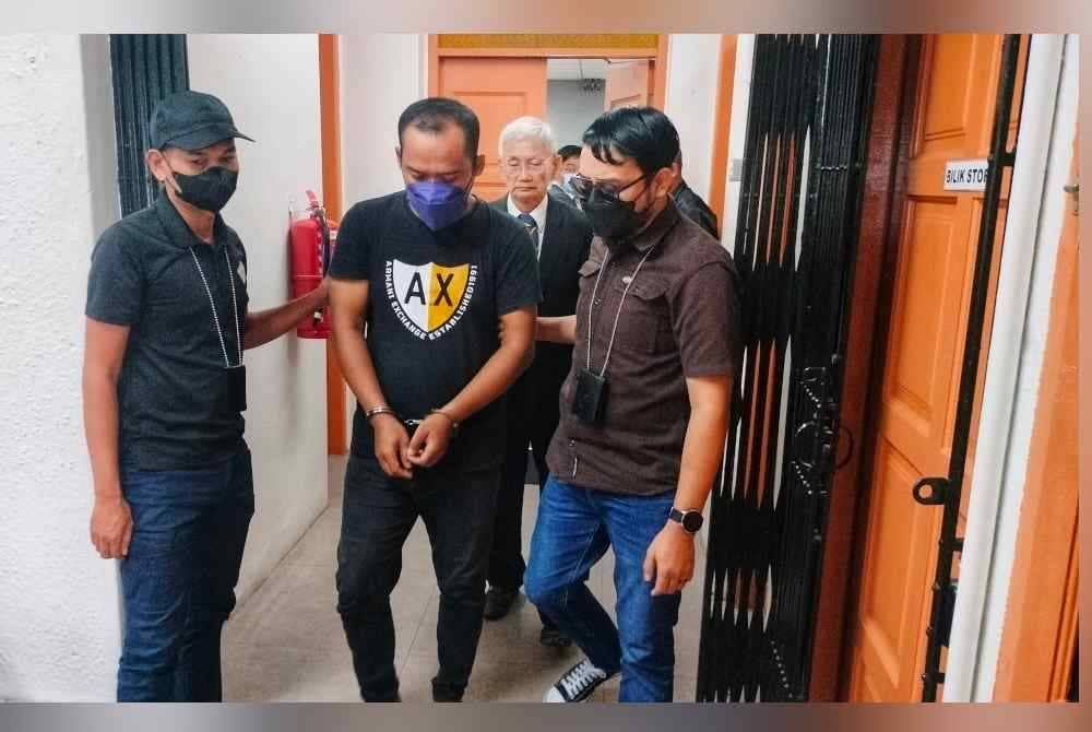 Tertuduh ketika dibawa keluar dari kamar Mahkamah Majistret Jerantut pada Selasa.