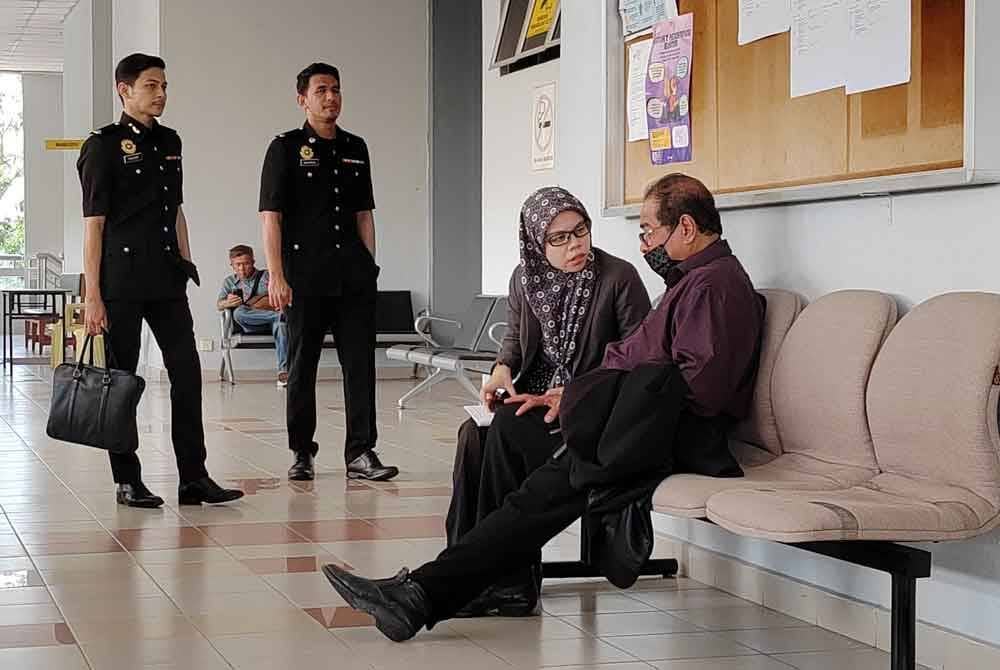 Tertuduh (kanan) mengaku tidak bersalah di Mahkamah Sesyen di sini pada Selasa atas pertuduhan menyalahgunakan wang koperasi berkenaan berjumlah RM422,440 pada tahun 2020 dan 2021.