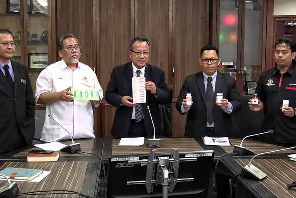 Rusdi (tengah) ketika sidang akhbar rampasan produk tidak berdaftar dijual secara dalam talian di bilik mesyuarat di Pejabat JKNP di Indera Mahkota pada Selasa