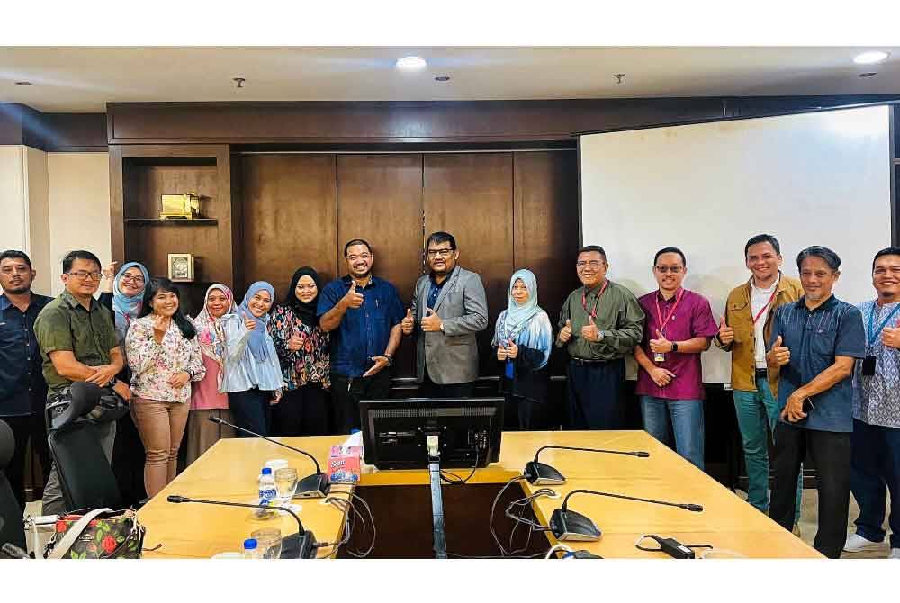 Mohd Shahriz (tengah) bergambar bersama wakil Pendika dan pegawai LHDN Melaka selepas Sesi Libat Urus LHDN Melaka bersama Pendika di bangunan LHDN Melaka di MITC, Ayer Keroh, di sini, pada Selasa.