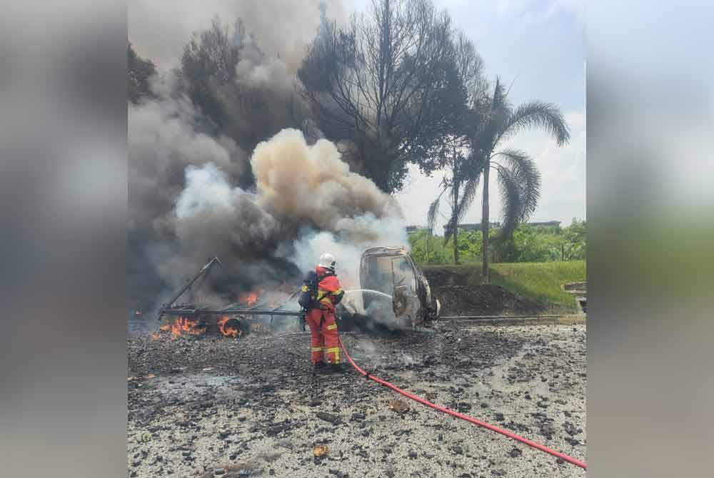 Lori membawa muatan bateri itu terbakar 100 peratus. Foto JBPM Selangor