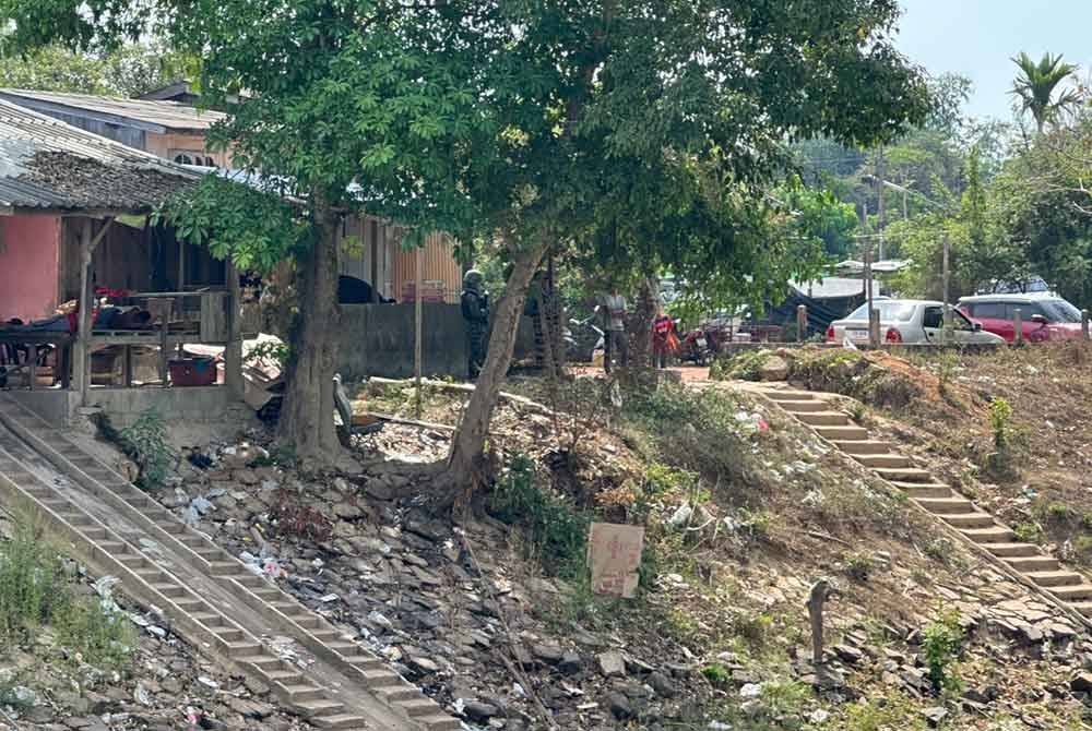 Pihak tentera Thailand yang berkawal di Lubuk Gong di sebelah Thailand.