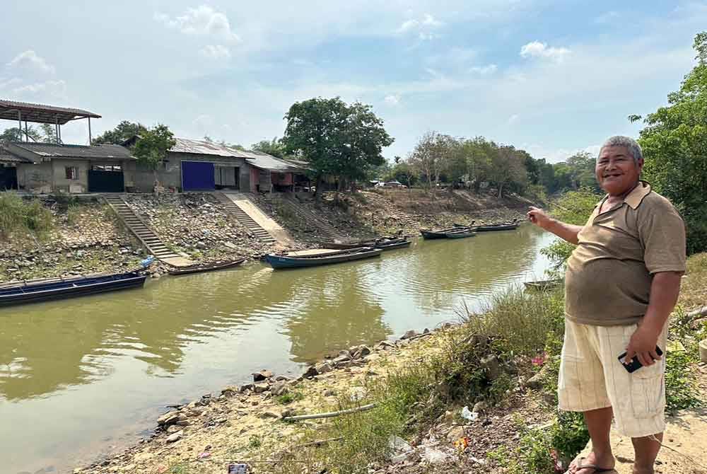 Jasmin menunjukkan perahu yang tidak beroperasi di Sungai Golok, Rantau Panjang.