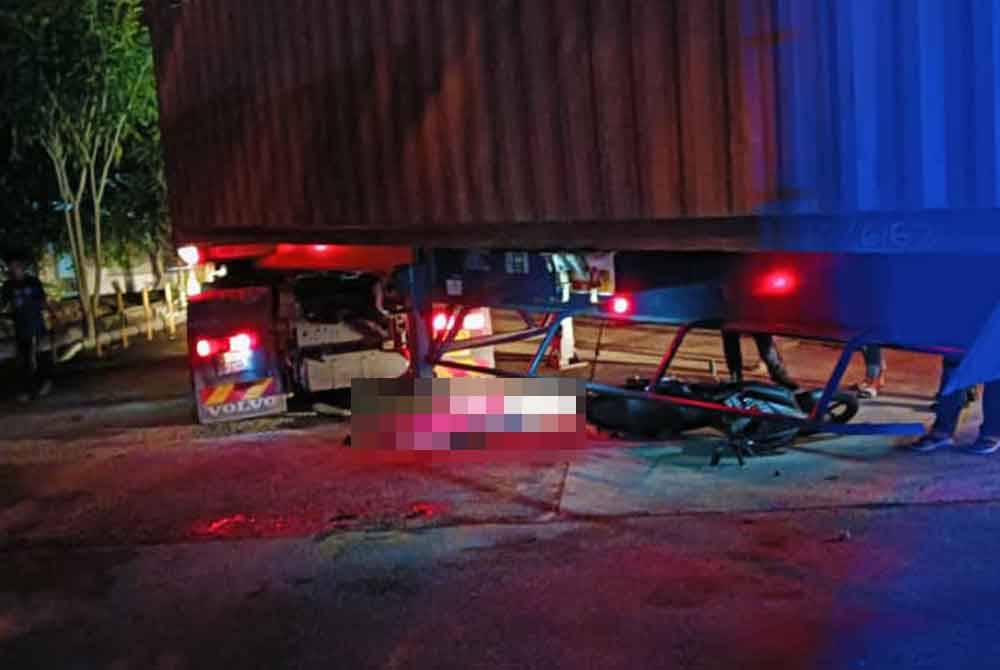 Mangsa maut di lokasi kejadian selepas motosikal ditunggangnya terlibat dalam kemalangan dengan sebuah treler pada malam Isnin.