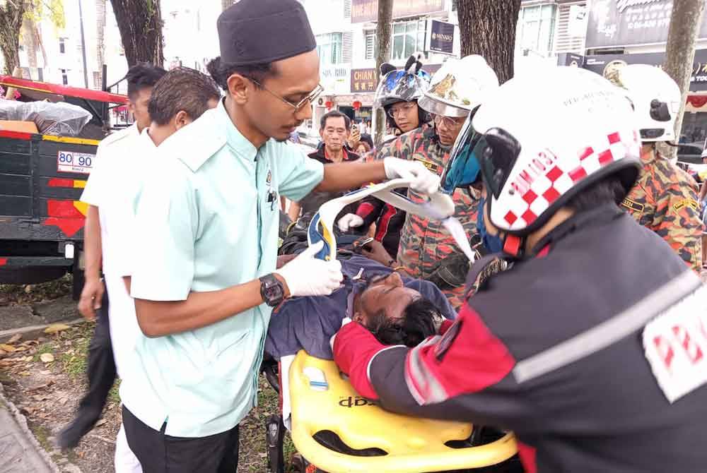 Mangsa yang cedera dibawa ke hospital untuk rawatan lanjut.