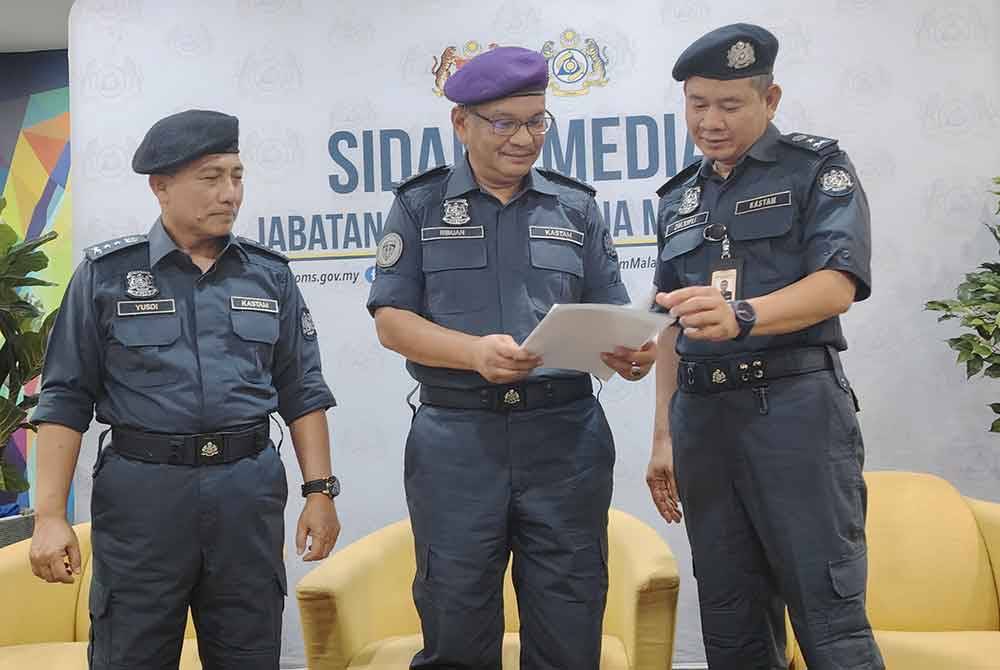 Ribuan (tengah) bersama pegawainya melihat laporan penguatkuasaan JKDM bagi suku pertama tahun ini dalam sidang akhbar di Ibu Pejabat JKDM Putrajaya pada Sabtu.