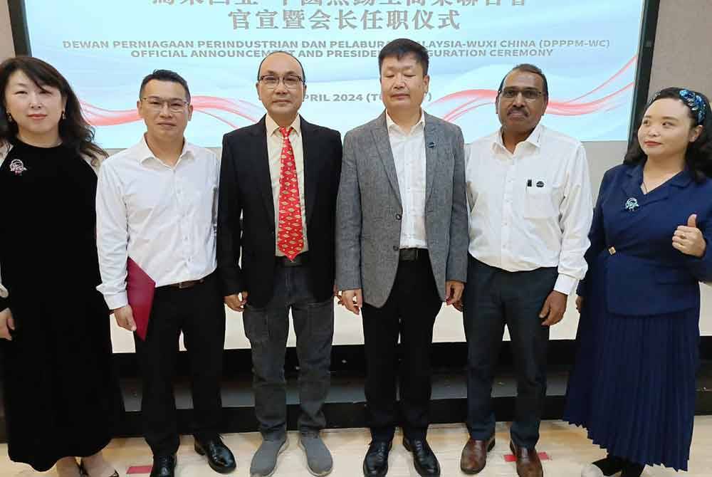 Dr. Mazlan (tiga dari kanan) bersama Jun (tiga dari kiri) bersama sebahagian jawatankuasa penganjur.