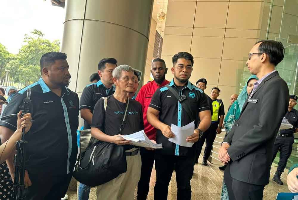 Penyerahan surat aduan mengenai kes penipuan dan pemerdayaan skim pelaburan kepada wakil Peguam Negara.