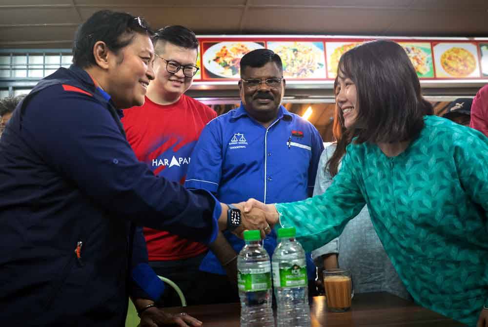 Azalina (kiri) bersalaman dengan Sock Tao (kanan) pada majlis sembang santai bersama calon PH sempena Pilihan Raya Kecil KKB. Foto Bernama