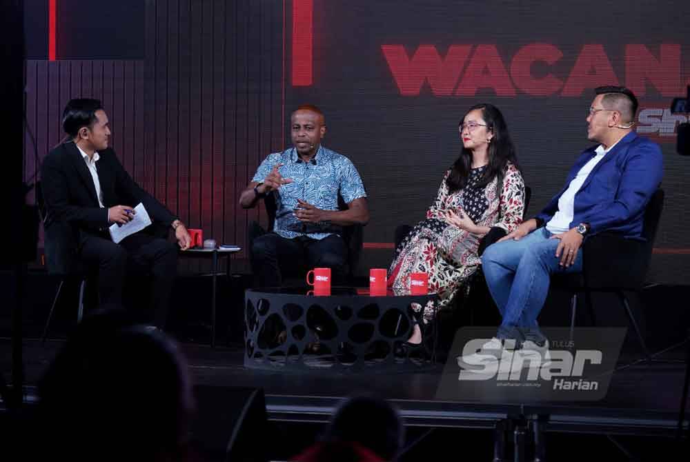 Wacana Sinar Harian bertajuk 'Apa Khabar, Kuala Kubu Baharu’ menampilkan (dari kiri) hos Ismail Adnan, Sivamurugan Pandian, Michelle Ng Mei Sze dan Afif Bahardin di Kompleks Kumpulan Karangkraf pada Selasa. Foto Sinar Harian / MOHD HALIM ABDUL WAHID