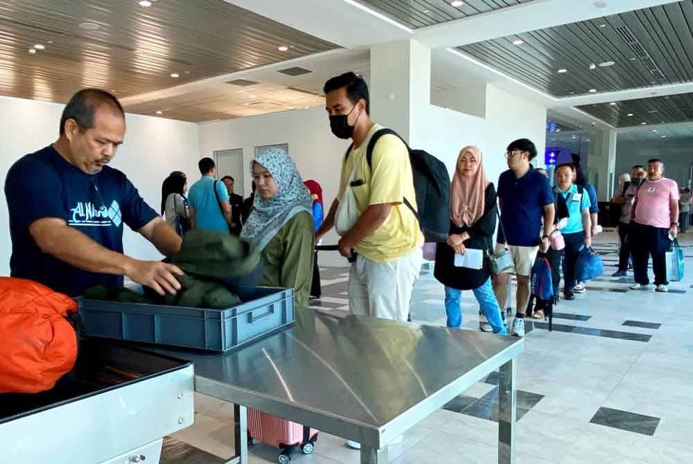Penumpang teruja menggunakan kemudahan di terminal baharu fasa 1 Lapangan Terbang Sultan Ismail Petra (LTSIP) di Kota Bharu yang mula beroperasi pada Rabu.