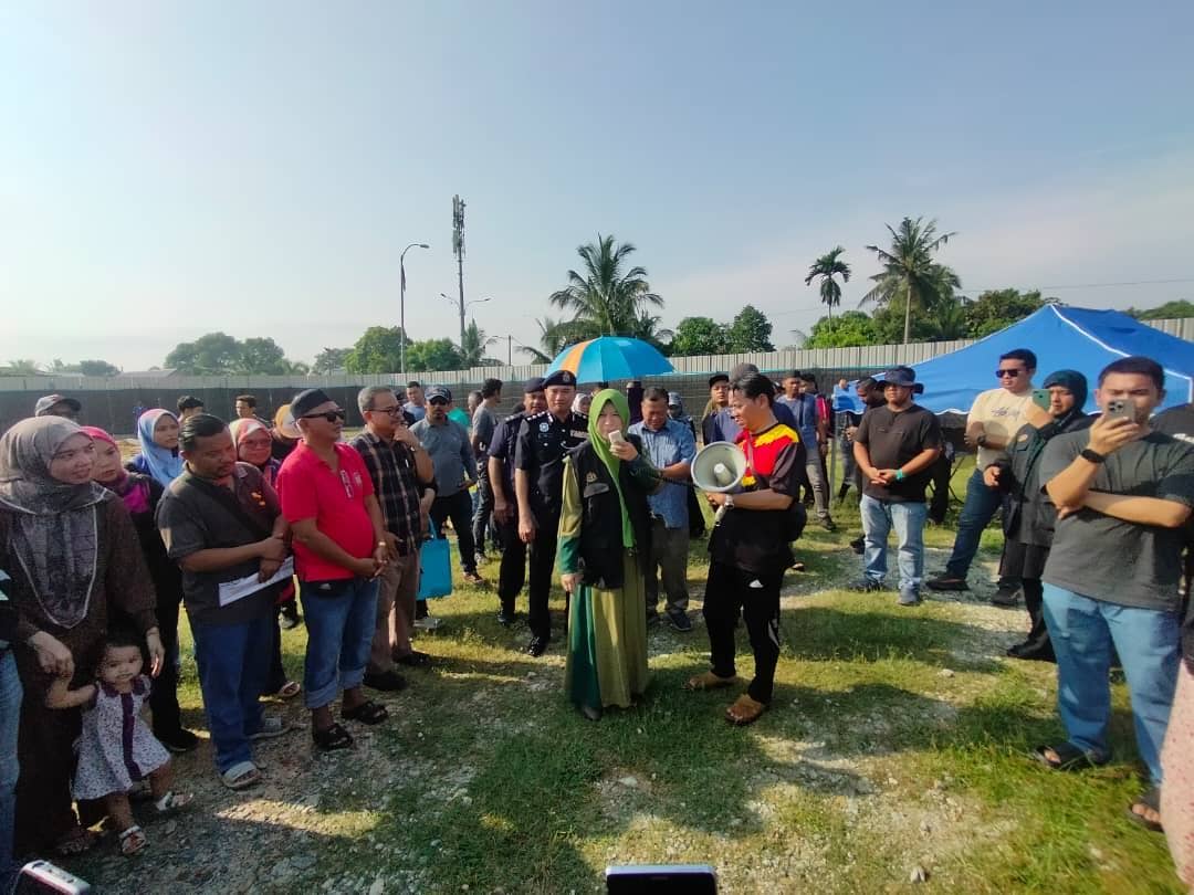 Ahli Parlimen Kapar, Dr Halimah Ali (tengah) turut bersama penduduk di lokasi.