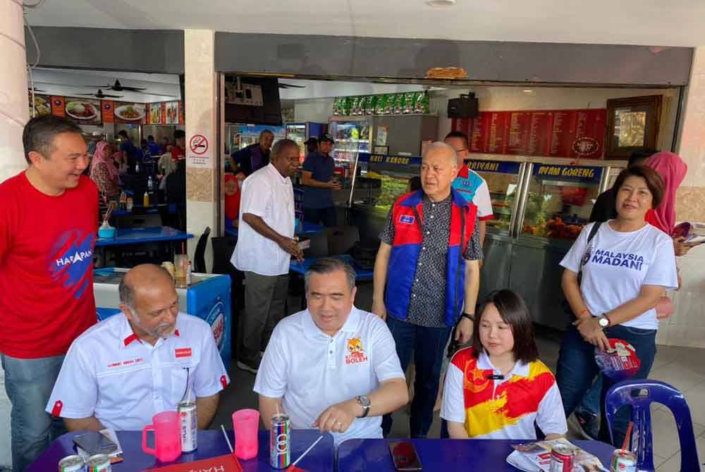 Anthony Loke (duduk, dua dari kanan) dan Sock Tao (duduk, kanan) ketika jelajah mesra di salah sebuah restoran di Pekan Kuala Kubu Baharu pada Rabu.