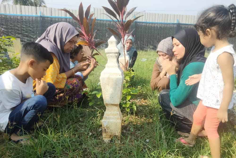 Waris sempat menziarahi kubur keluarga masing-masing selepas kawasan yang ditutup dengan pagar zink itu dibuka.