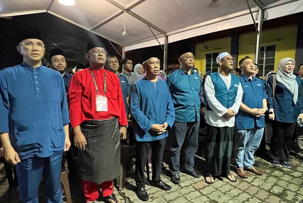 Muhyiddin (tiga dari kiri) bersama beberapa pemimpin PN ketika hadir Ceramah Umum PN di Kuala Kubu Baharu pada malam Selasa.