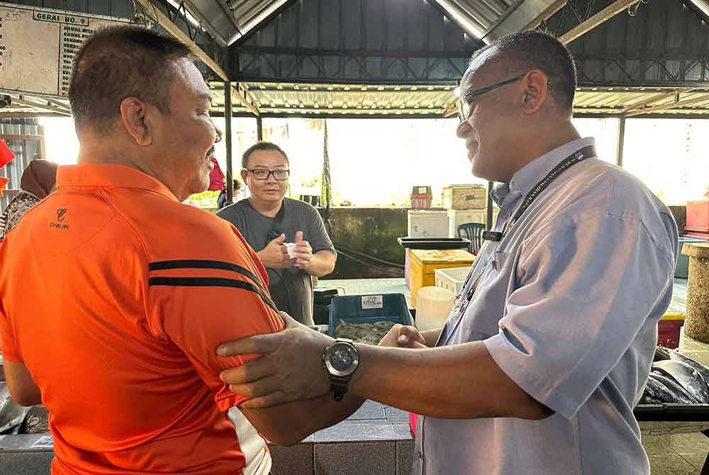 Khairul Azhari sempat beramah mesra bersama pengunjung pasar awam ketika berkempen sekitar Kuala Kubu Baharu.