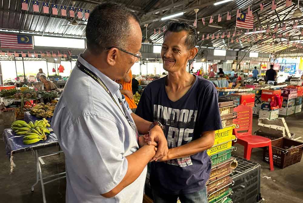 Khairul Azhari sempat beramah mesra bersama pengunjung pasar awam ketika berkempen sekitar Kuala Kubu Baharu.